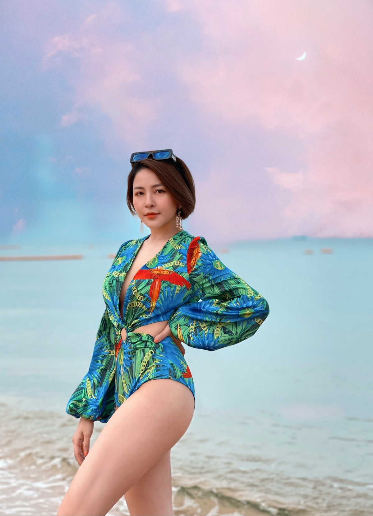 Không còn e dè, ngần ngại như trước đây, người đẹp xứ Thanh giờ đã vô cùng tự tin khoe cơ thể gọn gàng, vòng nào ra vòng nấy mỗi lần đi du lịch cùng bạn bè.