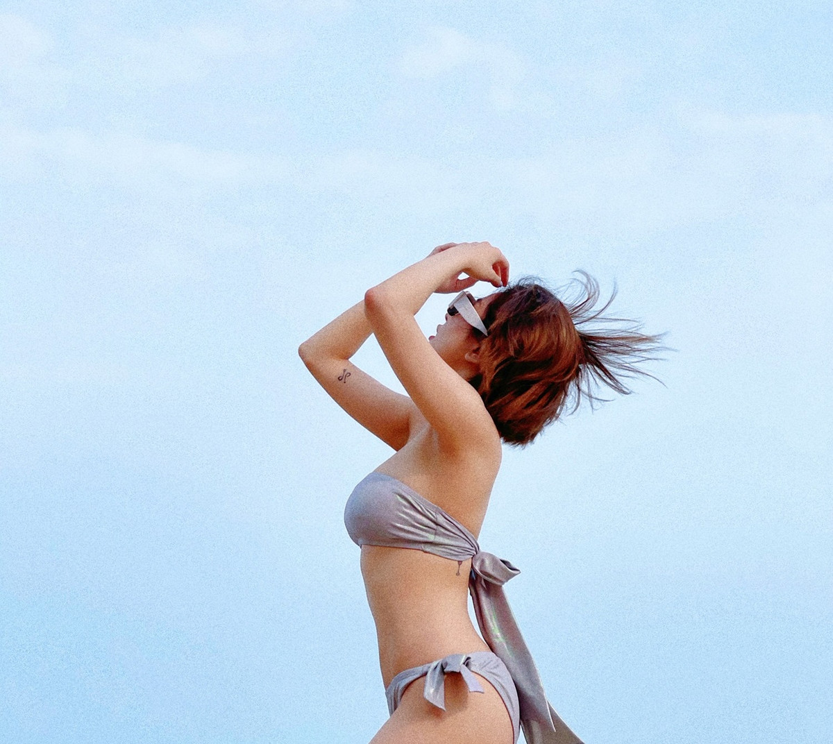 Diện bikini tạo dáng gợi cảm trên biển là hình ảnh thường thấy của Trâm Anh trên trang cá nhân.