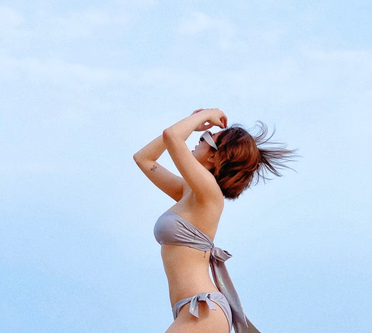 Diện bikini tạo dáng gợi cảm trên biển là hình ảnh thường thấy của Trâm Anh trên trang cá nhân.