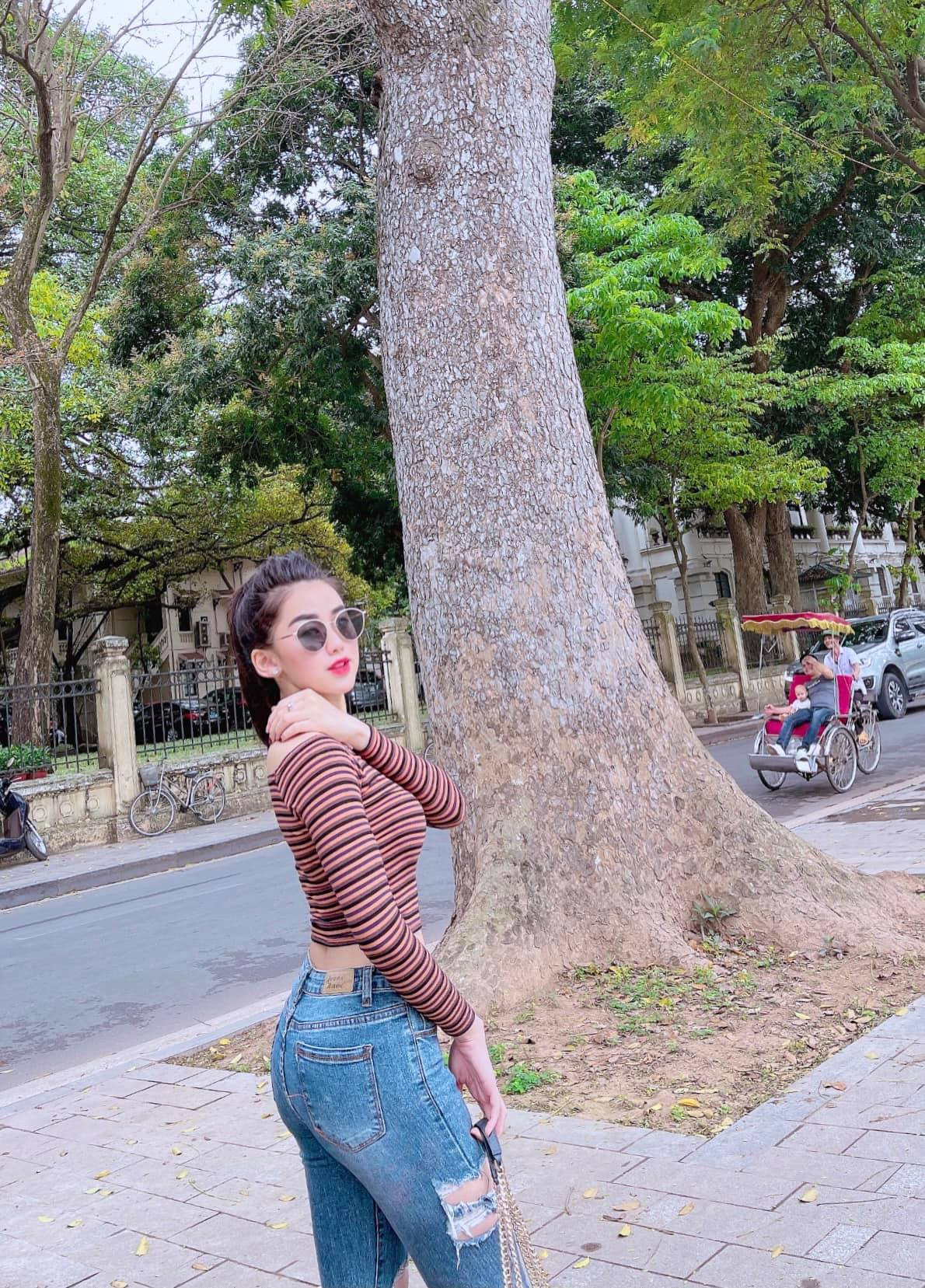 Trong cuộc sống đời thường, cô nàng theo đuổi gu thời trang quyến rũ, gợi cảm khác hẳn khi lên sóng.