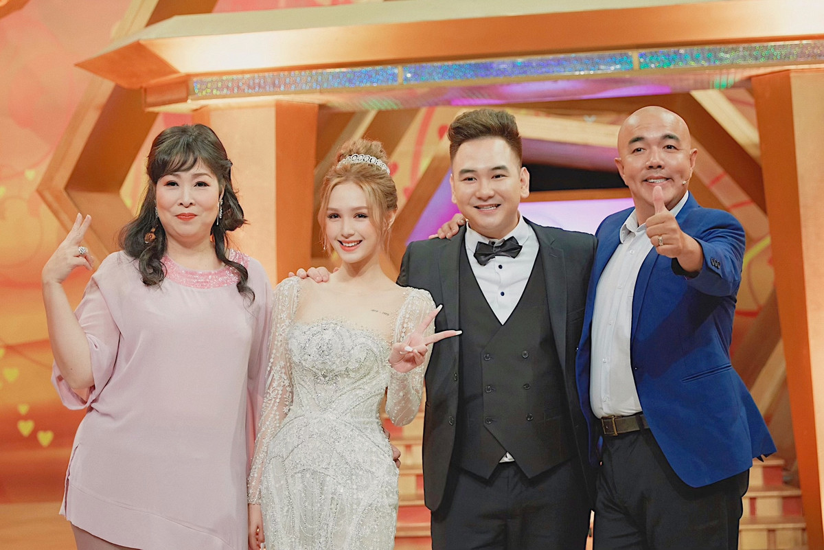 Trên sóng truyền hình trực tiếp, vợ streamer giàu nhất Việt Nam vẫn xinh đẹp lộng lẫy, từ gương mặt đến vóc dáng đều đáng ngưỡng mộ.