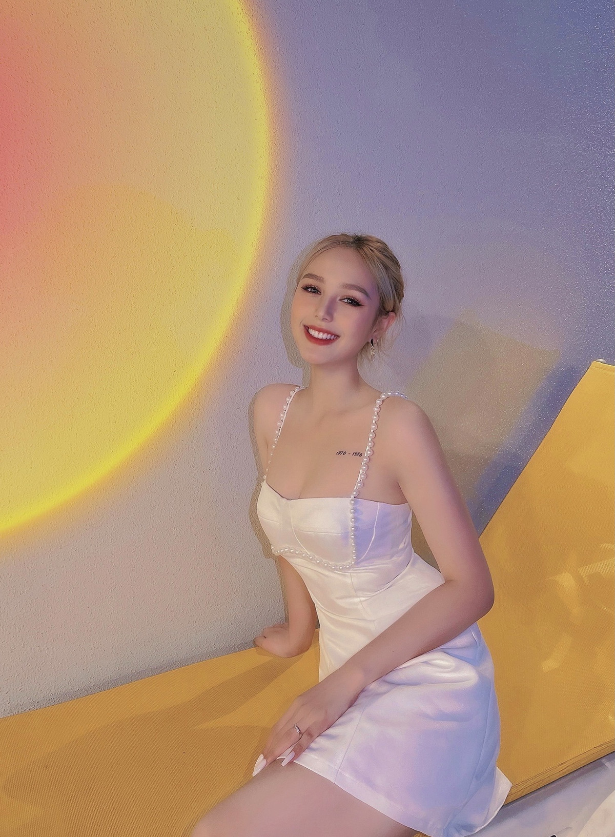 Xoài Non sở hữu gương mặt xinh xắn, đôi mắt sâu, sống mũi cao, làn da trắng và nụ cười tươi rói khiến bất cứ chàng trai nào cũng phải xiêu lòng.