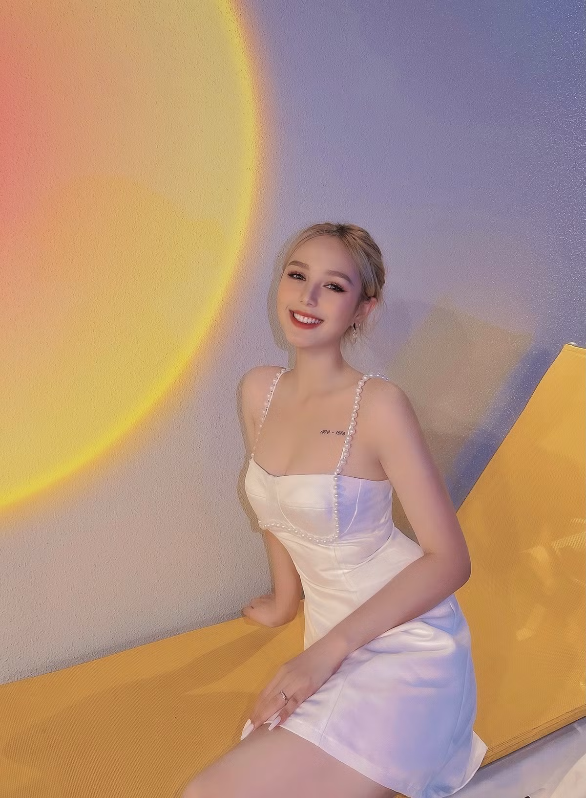 Xoài Non sở hữu gương mặt xinh xắn, đôi mắt sâu, sống mũi cao, làn da trắng và nụ cười tươi rói khiến bất cứ chàng trai nào cũng phải xiêu lòng.