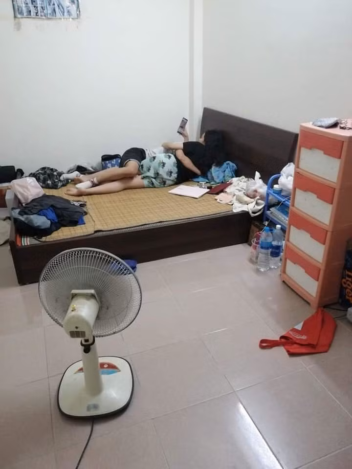 K. sau đó đã nhắc nhở nhiều lần nhưng cô gái ở cùng vẫn bỏ ngoài tai. Bài đăng "bóc phốt" bạn cùng phòng vô ý thức này đã thu về hàng nghìn lượt quan tâm của cộng đồng mạng. Ở dưới phần bình luận, không ít người đã tỏ ra vô cùng bất bình trước cách sống của người chị cùng phòng.