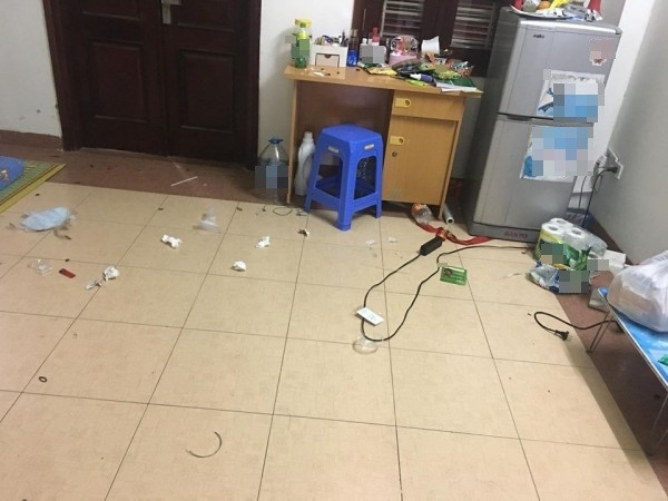 Cô gái đã chụp cận cảnh căn phòng trọ nhỏ hẹp gần như chẳng còn chỗ trống bởi đồ đạc bừa bộn và bẩn không khác bãi rác.