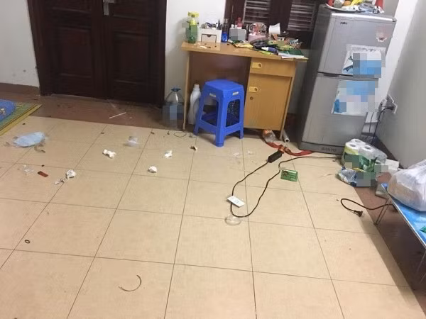 Cô gái đã chụp cận cảnh căn phòng trọ nhỏ hẹp gần như chẳng còn chỗ trống bởi đồ đạc bừa bộn và bẩn không khác bãi rác.