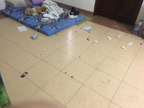 Cụ thể, cô bạn cùng phòng của “chủ thớt” dẫn người yêu về phòng ngủ sau đó ăn uống xong không dọn dẹp.