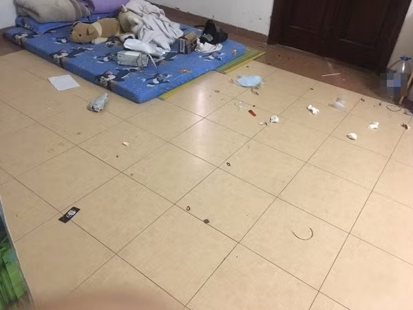 Cụ thể, cô bạn cùng phòng của “chủ thớt” dẫn người yêu về phòng ngủ sau đó ăn uống xong không dọn dẹp.