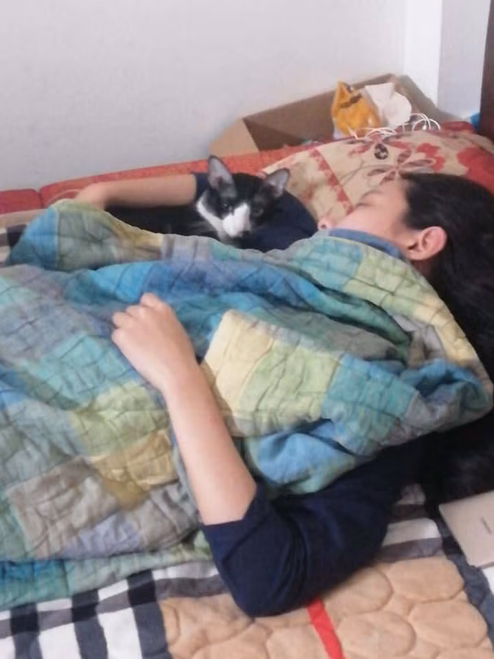 Theo lời chia sẻ, được biết K. hiện tại đang ở ghép với một chị lớn tuổi hơn, thời gian qua người chị này ngang nhiên dẫn bạn trai về phòng dù biết đây là không gian sống chung. Tại thời điểm ấy, K. được nghỉ dịch COVID-19 nhưng vẫn ở lại Hà Nội đi làm.