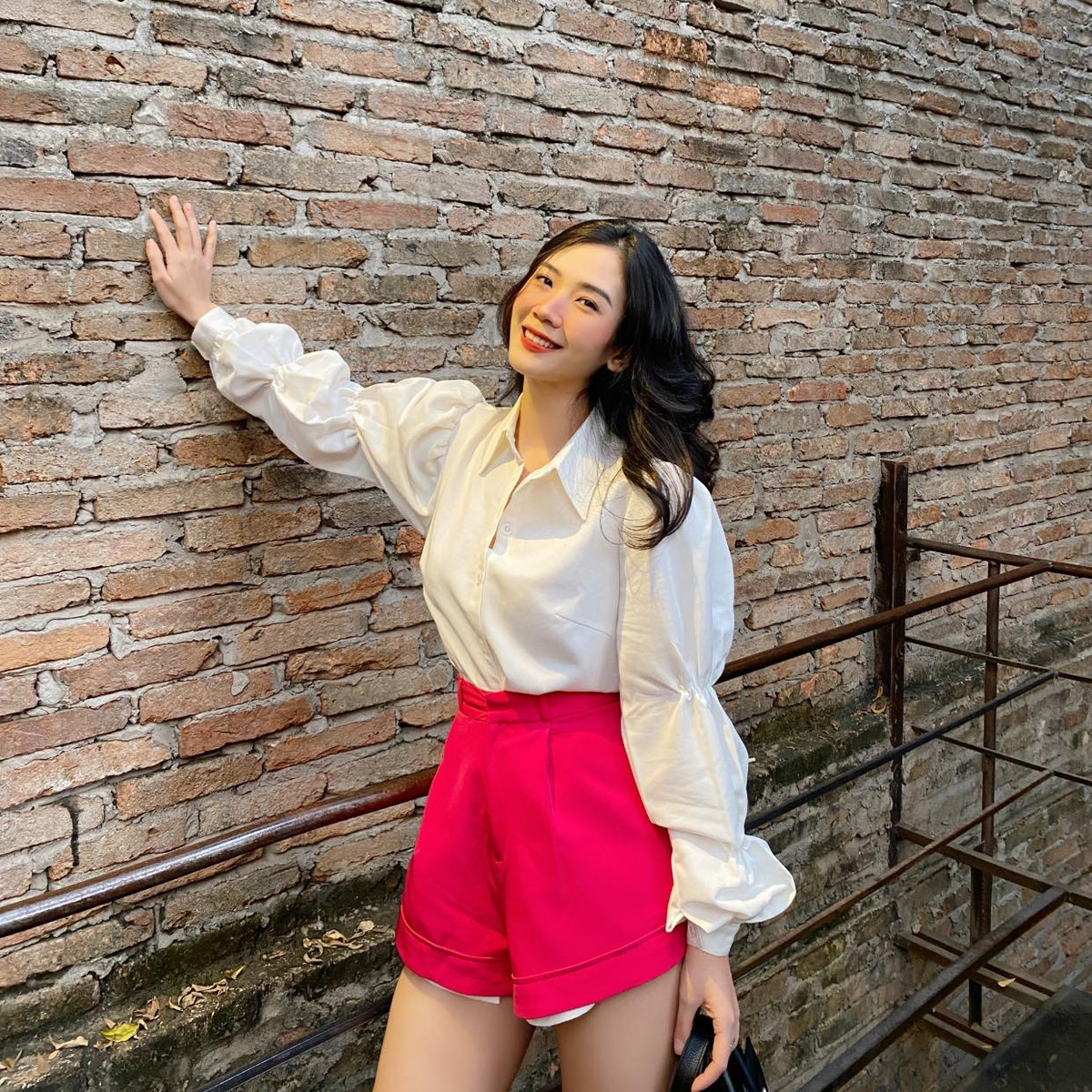 Vân Anh có vẻ ngoài nhí nhảnh, đáng yêu. Nhưng ít ai biết rằng, trước khi sở hữu những đường cong nóng bỏng, hút mắt cô bạn từng bị bạn bè chọc là "nấm lùn".