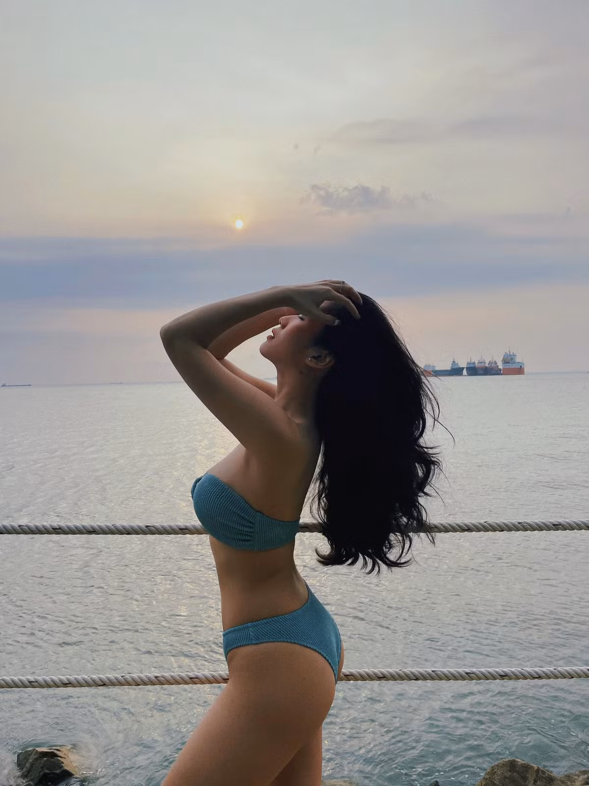 Đẳng cấp nhan sắc và vóc dáng của hot girl đời đầu này quả là không thể xem nhẹ được. Dù đã không còn trẻ trung thế nhưng một khi đã khoe thì các hot girl đàn em nhất định phải dè chừng.