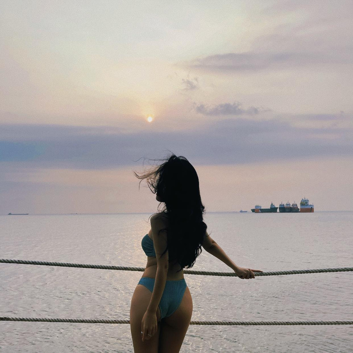 Gia nhập đường đua diện bikini chào hè, cựu hot girl Sài Gòn đã đăng tải lên trang cá nhân bộ ảnh bikini hai mảnh siêu hot chụp tại Phú Quốc.