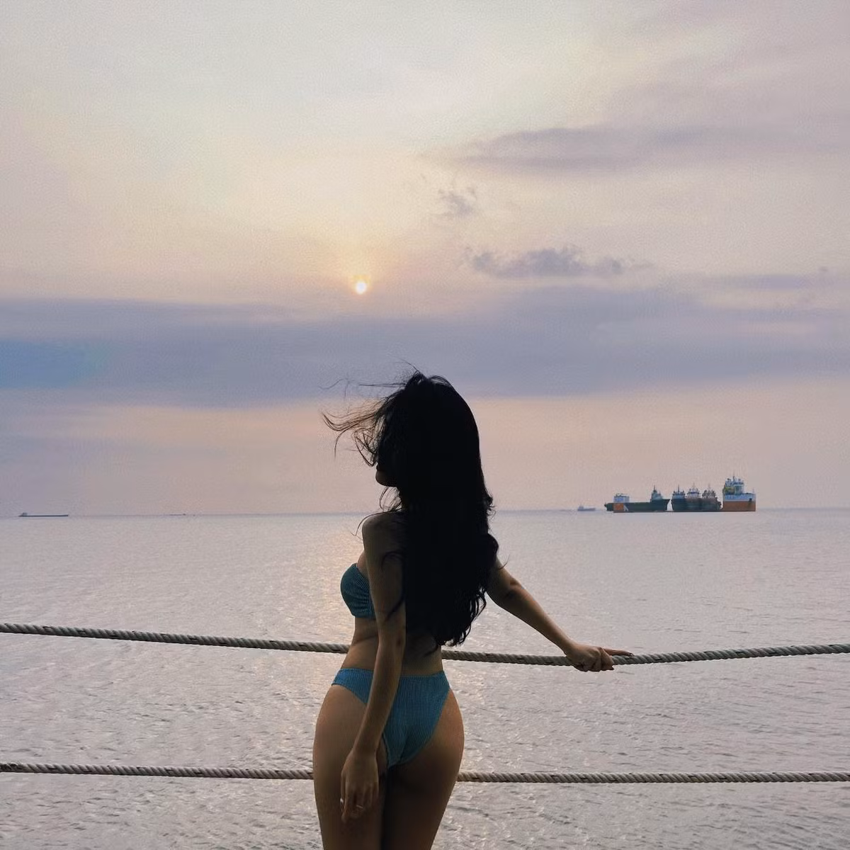 Gia nhập đường đua diện bikini chào hè, cựu hot girl Sài Gòn đã đăng tải lên trang cá nhân bộ ảnh bikini hai mảnh siêu hot chụp tại Phú Quốc.