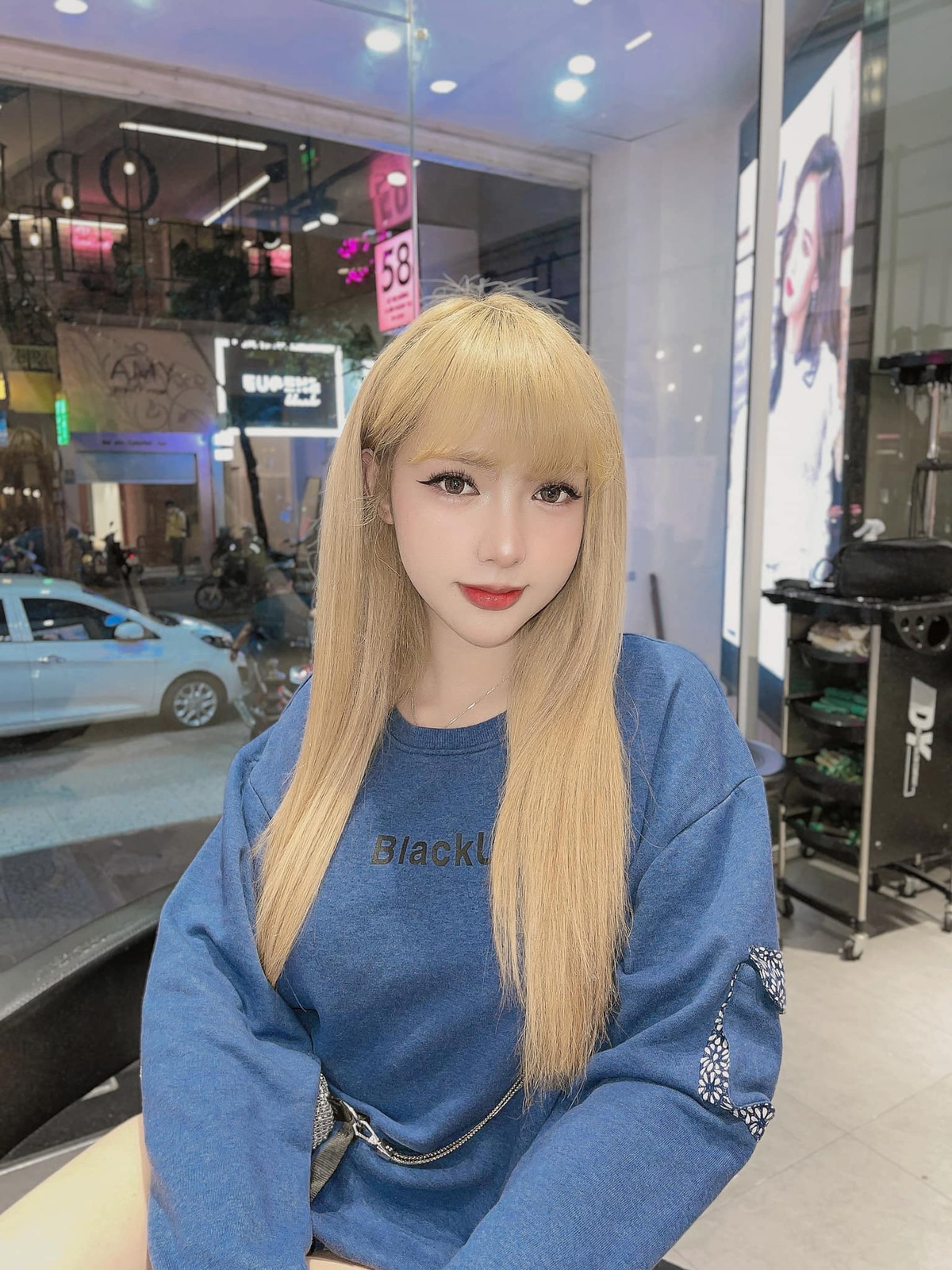 Bên cạnh những hình ảnh gợi cảm, hở bạo, cô cũng thường xuyên nhận được lời khen có cánh ngay cả khi diện trang phục kín đáo.