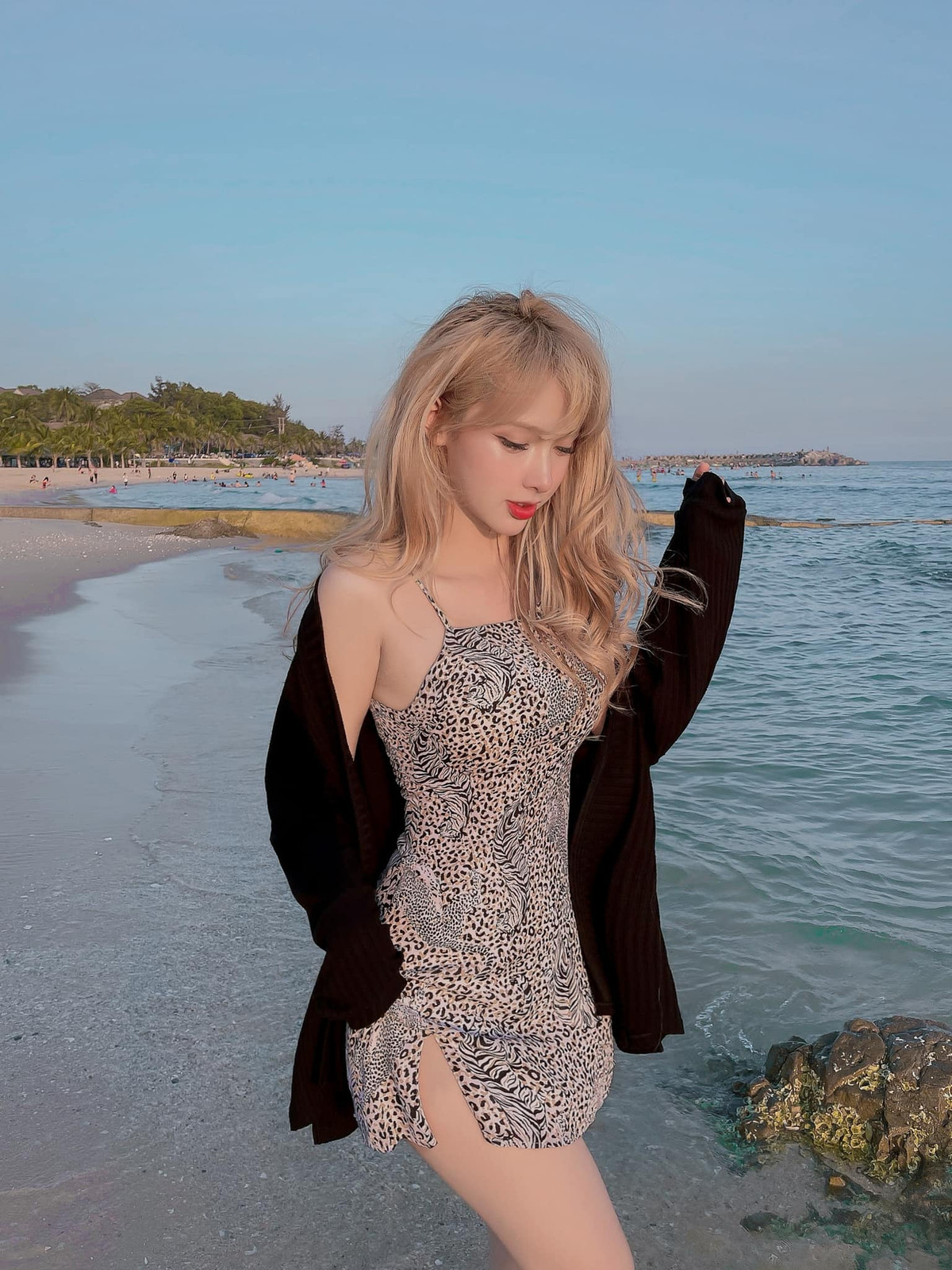 Tuy nhiên, thời gian gần đây cô quyết định công khai việc mình là người chuyển giới trên mạng xã hội và báo chí để giải đáp sự nghi ngờ và tò mò của cư dân mạng.