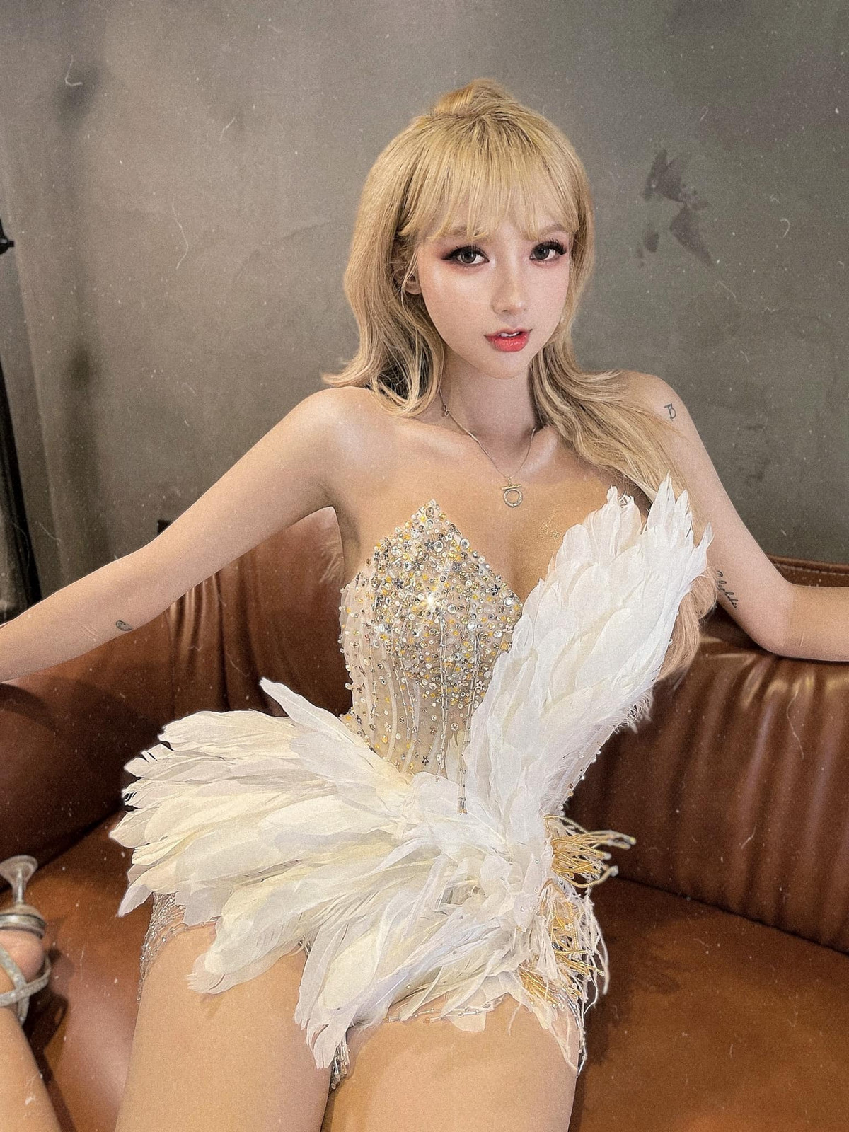 Cô cũng được nhận xét là co gu thời trang tinh tế khi luôn khoe hết được toàn bộ điểm mạnh từ cơ thể mình.