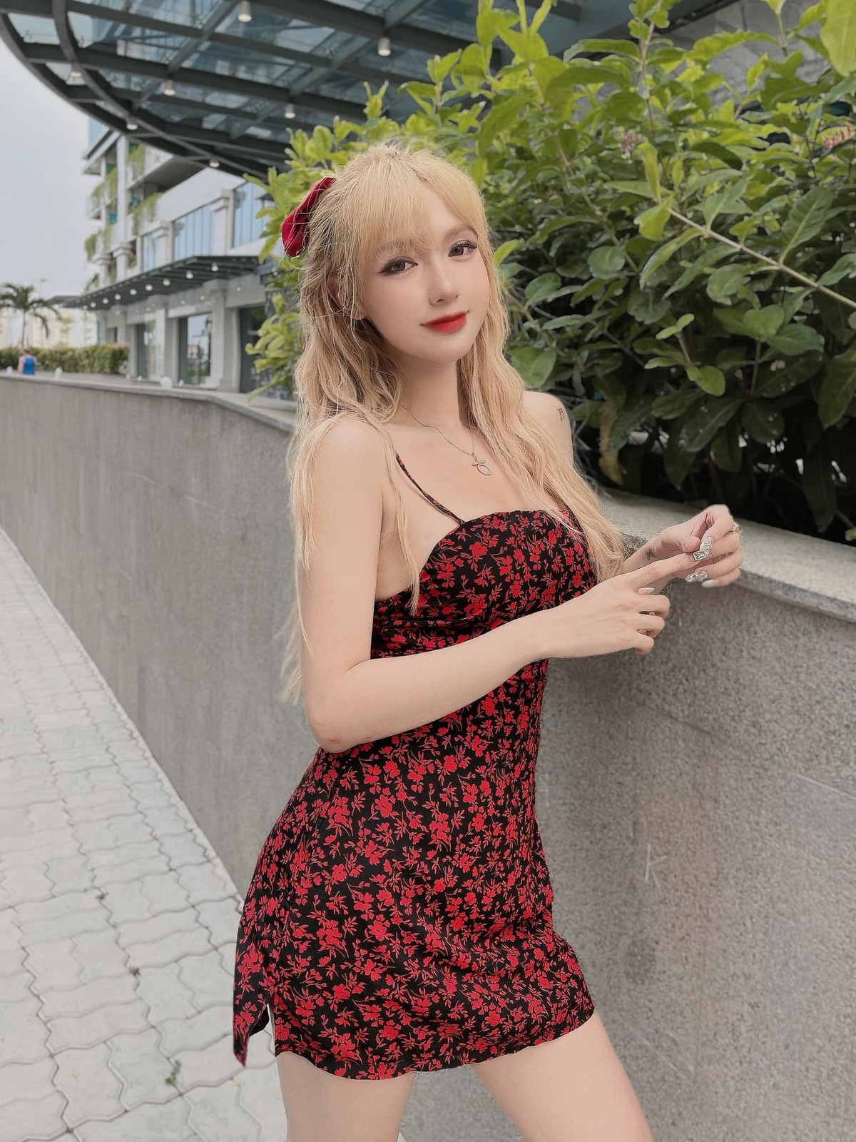 Hot girl xinh đẹp rất ưa chuộng những trang phục mang thiết kế ôm sát.