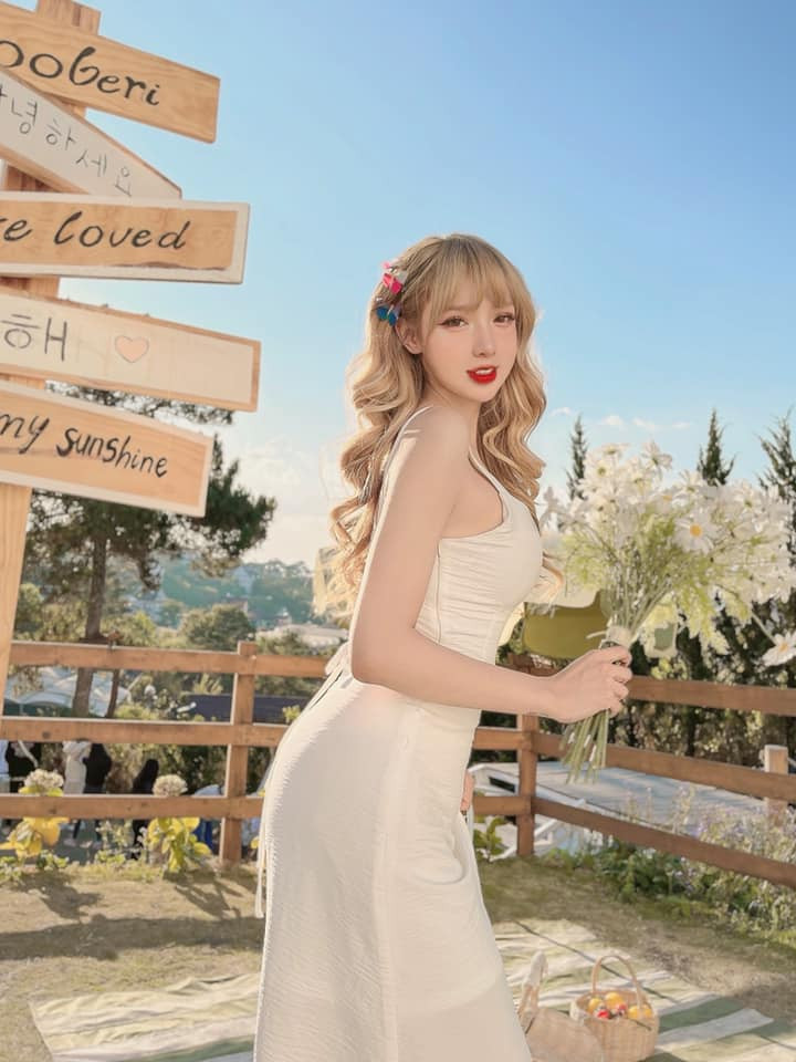 Mym Trần đang có công việc tốt vừ việc làm mẫu ảnh. Hiện tại, người đẹp 24 tuổi có gần 100 nghìn người theo dõi trên Instagram và Facebook.