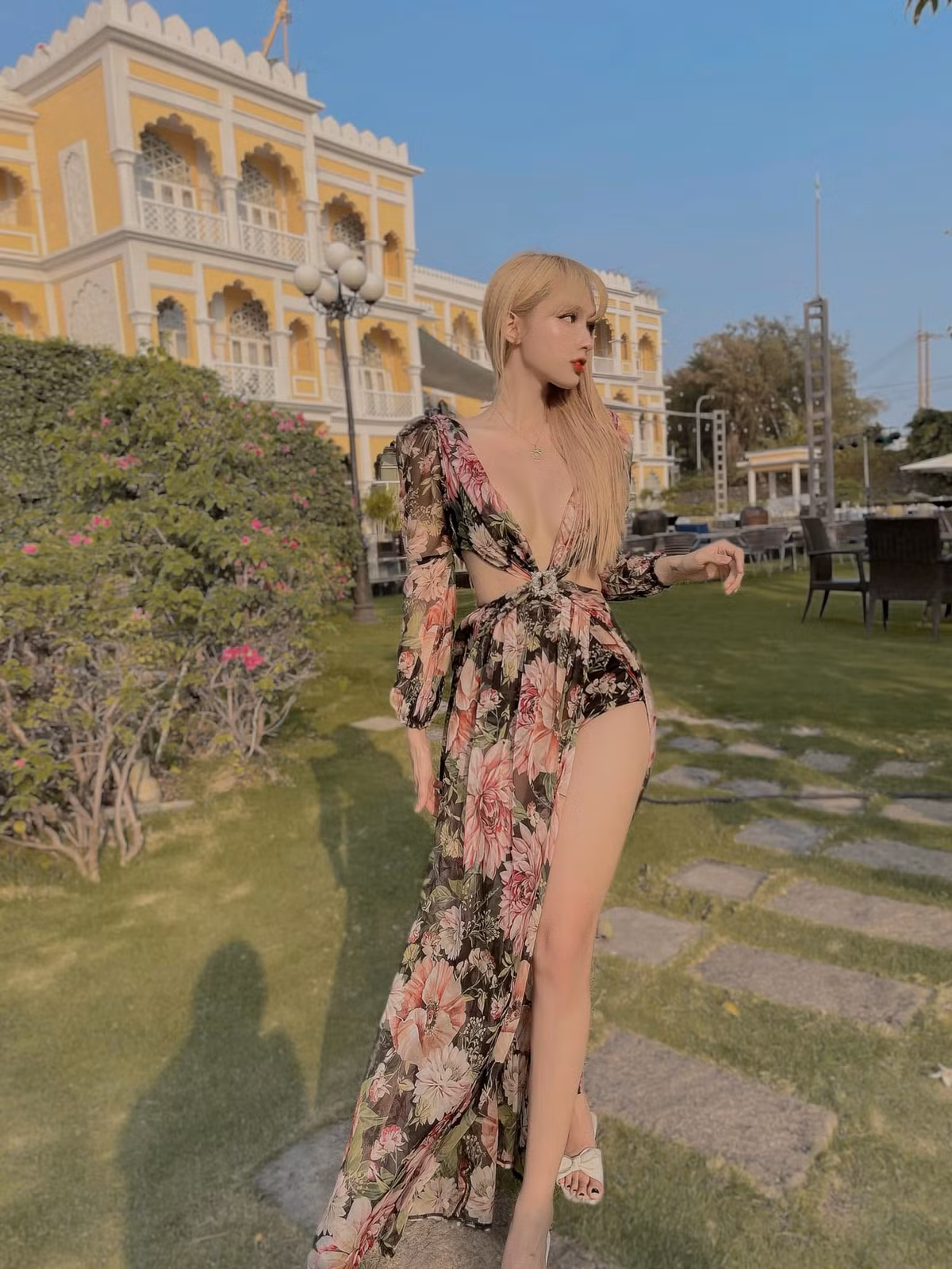 Mym Trần sở hữu vẻ đẹp không thua kém gì các hot girl ngày nay. Tuy nhiên, những hình ảnh cô đăng tải trên trang cá nhân từng bị nhận xét đơ cứng như "mặt nhựa".