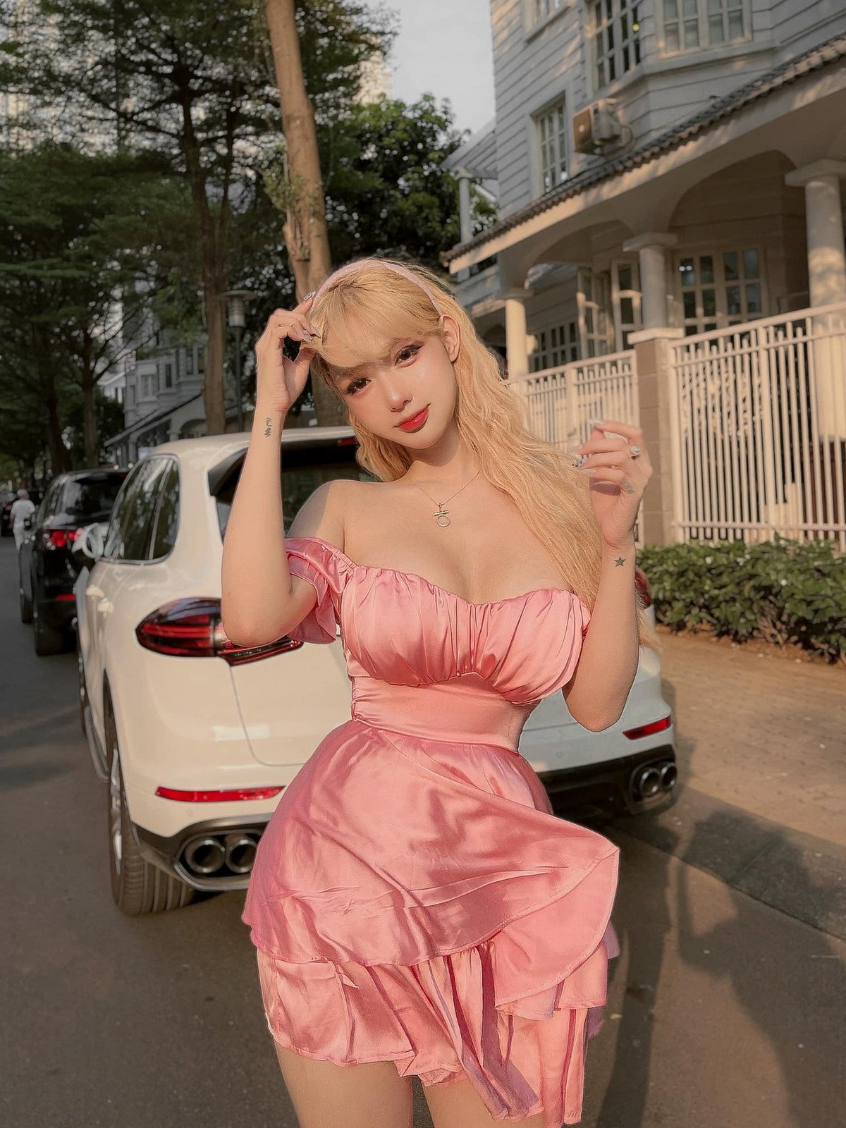 Trước những lời nhận xét đó, hot girl chuyển giới này không có phản ứng gì nhiều. Chia sẻ với báo chí, cô cho biết cô không muốn hành trình hoàn thiện bản thân bị đưa ra bàn tán trên mạng xã hội.