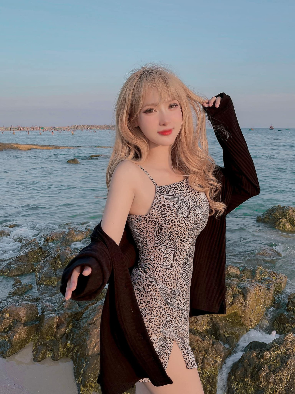 Hot girl chuyển giới quyến rũ trong phong cách thời trang gợi cảm và thu hút nhiều sự chú ý ở thần thái tự nhiên.