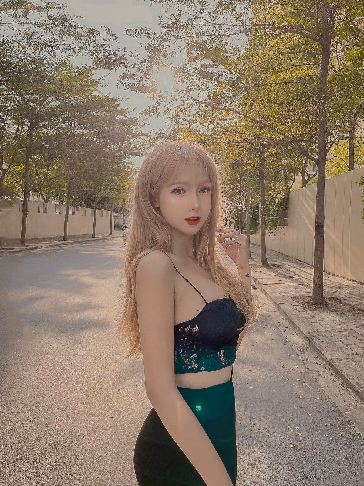 Trước đó, nhìn những hình ảnh xinh đẹp không tì vết cùng đường cong cực phẩm, ai cũng nghĩ đây là một cô nàng chuẩn 100%.