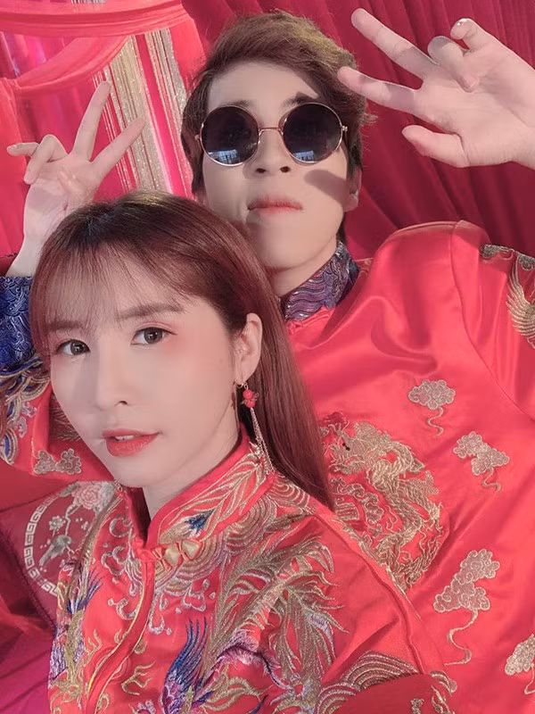 Cả hai thường xuyên nhận nhau là ''anh trai - em gái'' và hiếm khi thừa nhận mối quan hệ yêu đương.