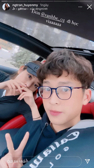 Dù đang ngồi nhưng có thể thấy ở tuổi 18, Việt Anh đã cao vọt, vượt cả chị gái Á hậu.