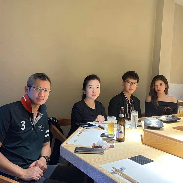 Ngay từ khi còn bé, em trai Á hậu Huyền My đã lẽo đẽo theo chị từ khi tham gia Hoa hậu Việt Nam 2014 cho tới các sự kiện lớn nhỏ. Bở vậy, mỗi lần Việt Anh xuất hiện trên MXH là netizen rần rần đứng ngồi không yên.