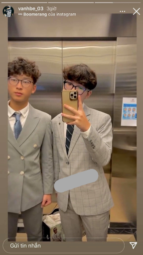 Mới đây, em trai Huyền My đã đăng story loạt khoảnh khắc khi cùng cả lớp đi chụp ảnh kỷ yếu cuối tuần vừa qua gây chú ý. Việt Anh diện vest xám chững chạc cùng gương mặt nghiêm túc thường thấy, cậu bạn ra dáng một soái ca tuổi 18 ai nhìn cũng mê.