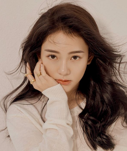 Khi loạt ảnh của Lee vừa xuất hiện trên các diễn đàn, nhiều người nhầm tưởng cô là ca sĩ thần tượng hoặc diễn viên nổi tiếng.