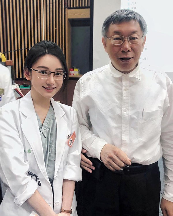 Jen Lee được mệnh danh là "nữ thần y khoa" khi có nhan sắc xinh đẹp không thua kém các ngôi sao giải trí khác.