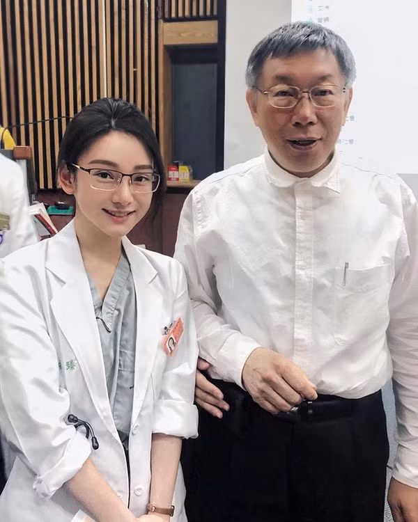 Jen Lee được mệnh danh là "nữ thần y khoa" khi có nhan sắc xinh đẹp không thua kém các ngôi sao giải trí khác.