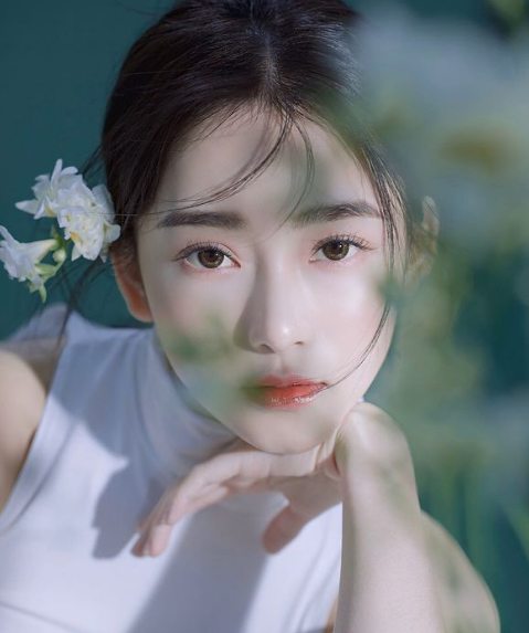 Hầu hết bình luận đều khen ngợi nét đẹp thuần khiết của nữ sinh và tỏ ra tò mò về danh tính của cô.