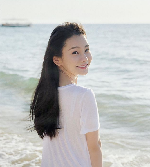 Nàng hot girl ngành y sinh ra trong một gia đình có truyền thống gắn bó với ngành Y. Bởi thế ngay từ nhỏ cô đã nuôi mơ ước nối nghiệp gia đình khi lớn lên.