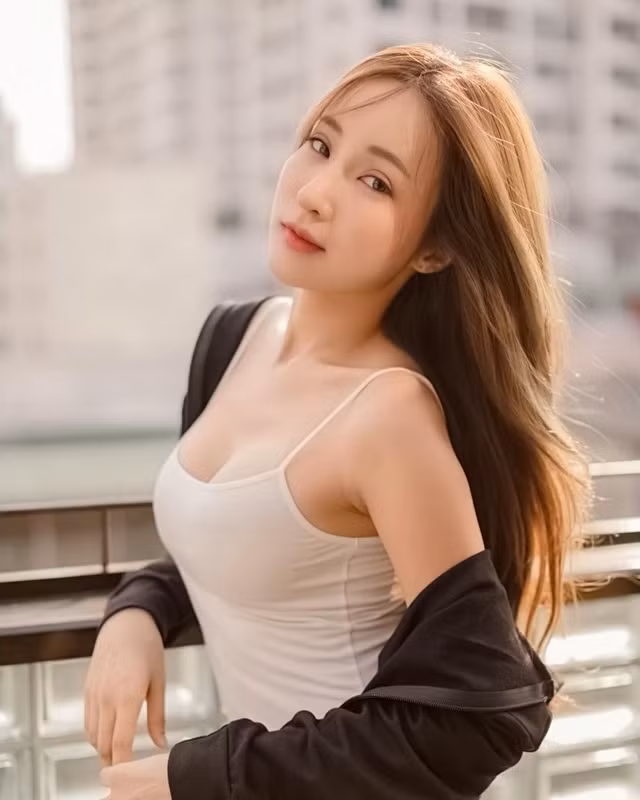 Nhiều người còn không ngần ngại dành cho cô những lời ngợi khen có cánh như "đẹp tựa thiên thần", "nữ thần Thái Lan"...