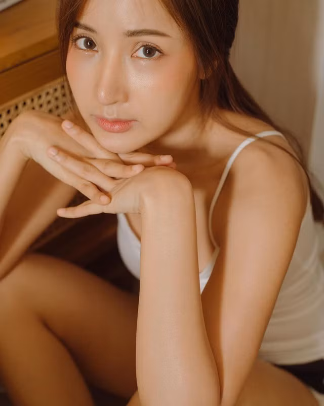 Cô gái lai có dáng người khá mảnh dẻ nhưng khuôn ngực lại vô cùng hút mắt.