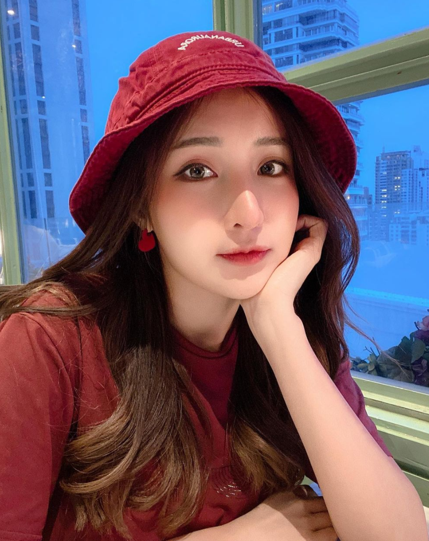 Feary mang trong mình 4 dòng máu Thái Lan, Hàn Quốc, Trung Quốc, Nhật Bản. Vậy nên những đường nét trên khuôn mặt cô thực sự ấn tượng.