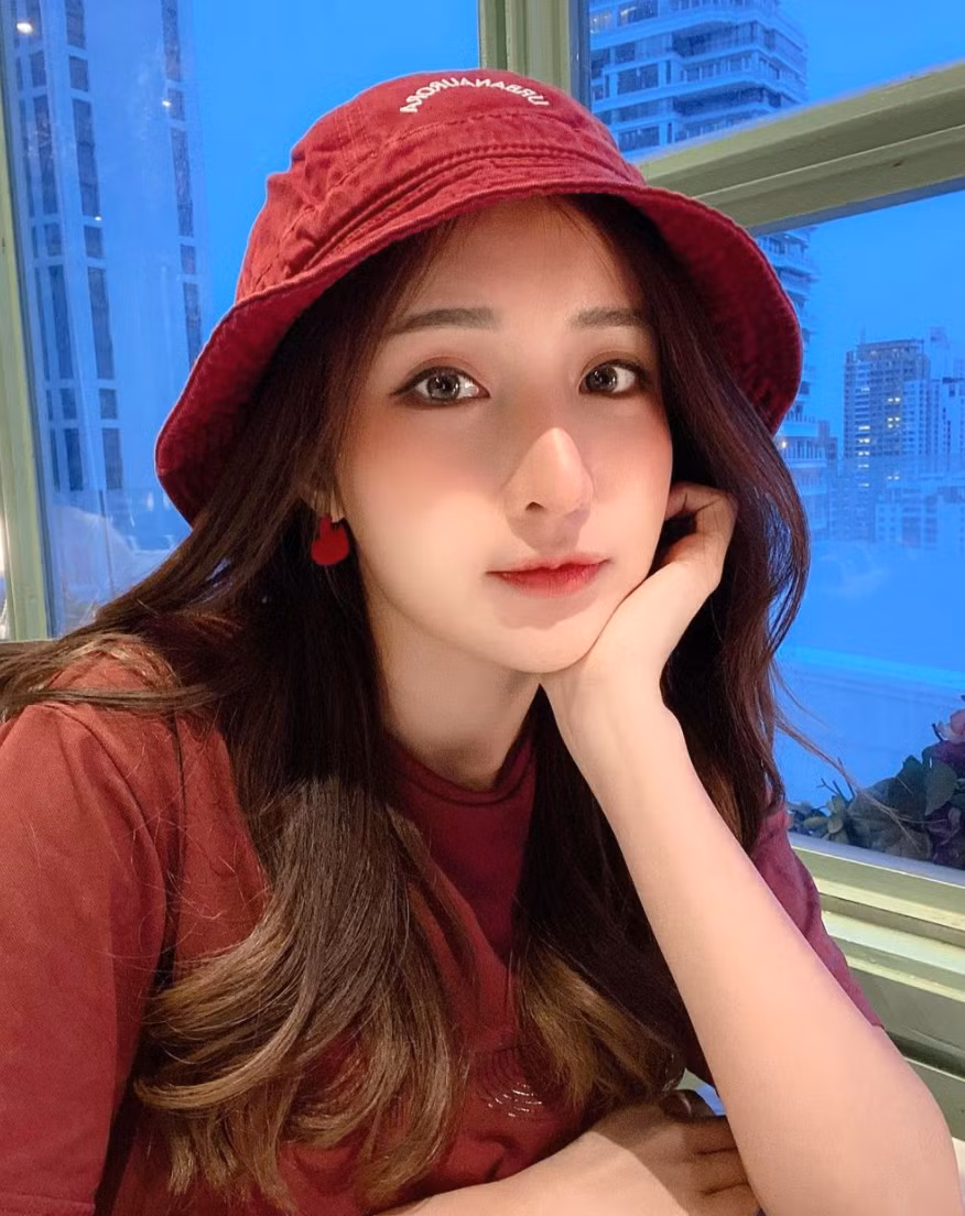 Feary mang trong mình 4 dòng máu Thái Lan, Hàn Quốc, Trung Quốc, Nhật Bản. Vậy nên những đường nét trên khuôn mặt cô thực sự ấn tượng.