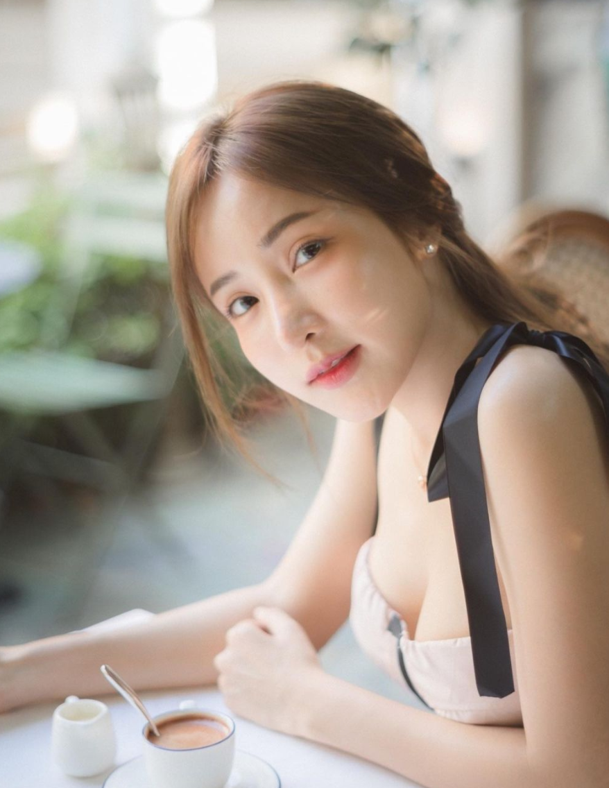 Feary xuất hiện trên khá nhiều trang mạng nổi tiếng của Thái Lan, được giới thiệu là một hot girl xinh đẹp, tài năng.