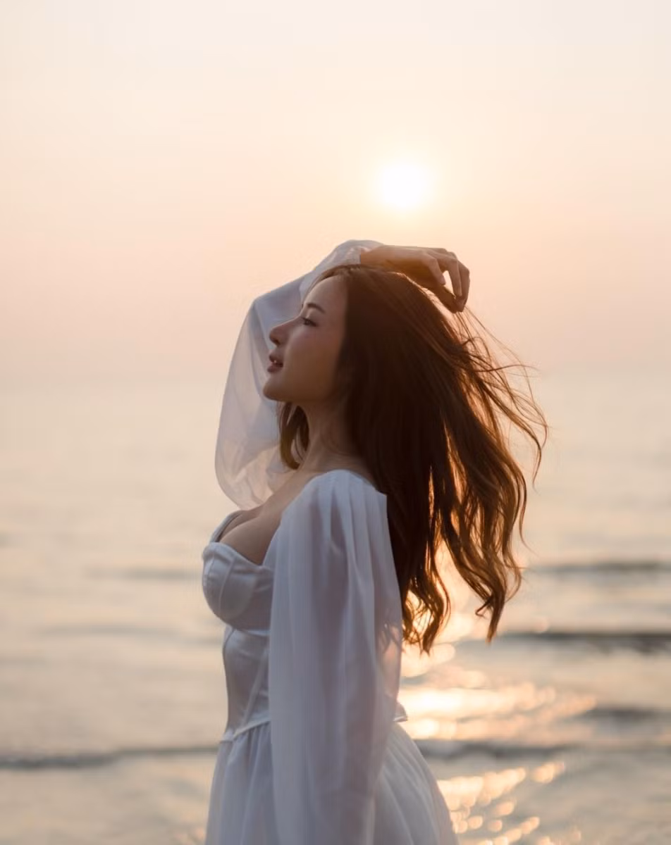 Cô sở hữu nét đẹp thanh tú, dịu dàng và đặc biệt là vóc dáng gợi cảm đầy cuốn hút.