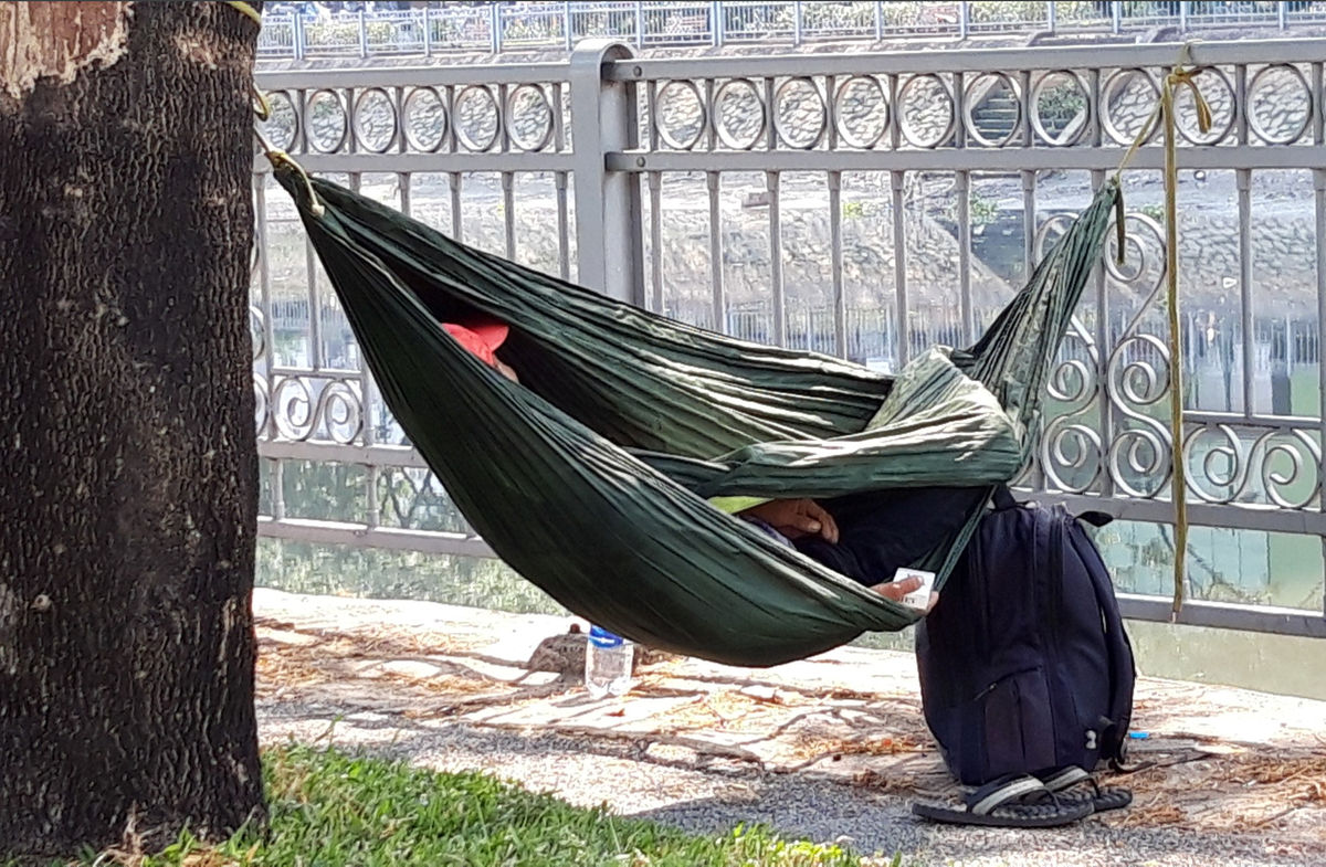 Vì tính chất công việc cũng như điều kiện kinh tế khó khăn mà nhiều người vẫn chọn vỉa hè, lề đường làm chỗ ngủ trưa.