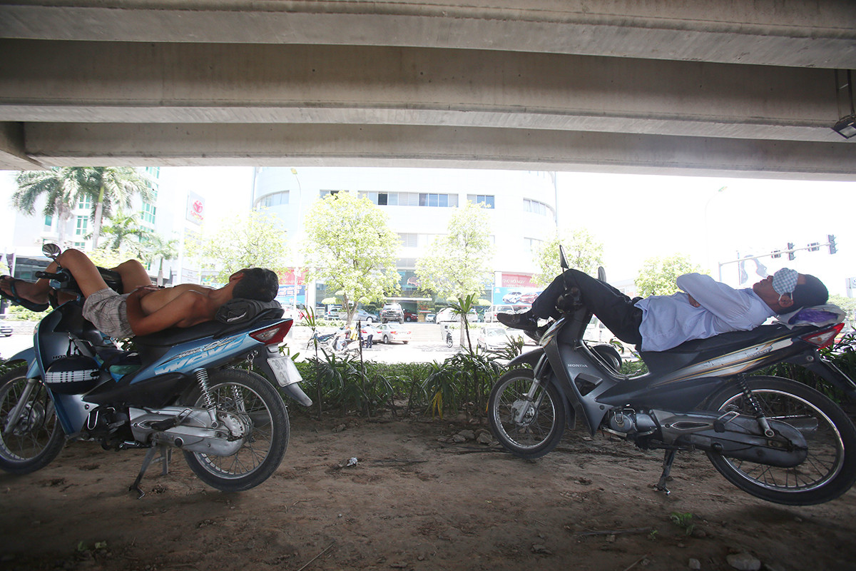 Ngoài những cô bán hàng rong, những công nhân công trường, tài xế xe ôm cũng chính là những người phải "bám đường" vì đặc thù công việc.