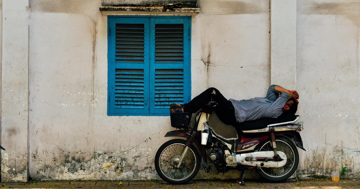 Thu nhập không cao và không ổn định nên mọi người chọn nghỉ ở vỉa hè để tiết kiệm tiền.