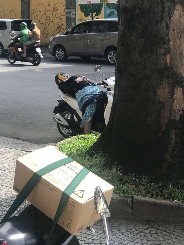 Người phụ nữ này cũng không ngoại lệ, trong lúc chạy xe chị vô cùng buồn ngủ cộng thêm phải chiến đấu với cái nắng nóng gay gắt khiến chị mệt mỏi và chỉ muốn được chợp mắt một lúc cho tỉnh táo. Ảnh: Tổng hợp