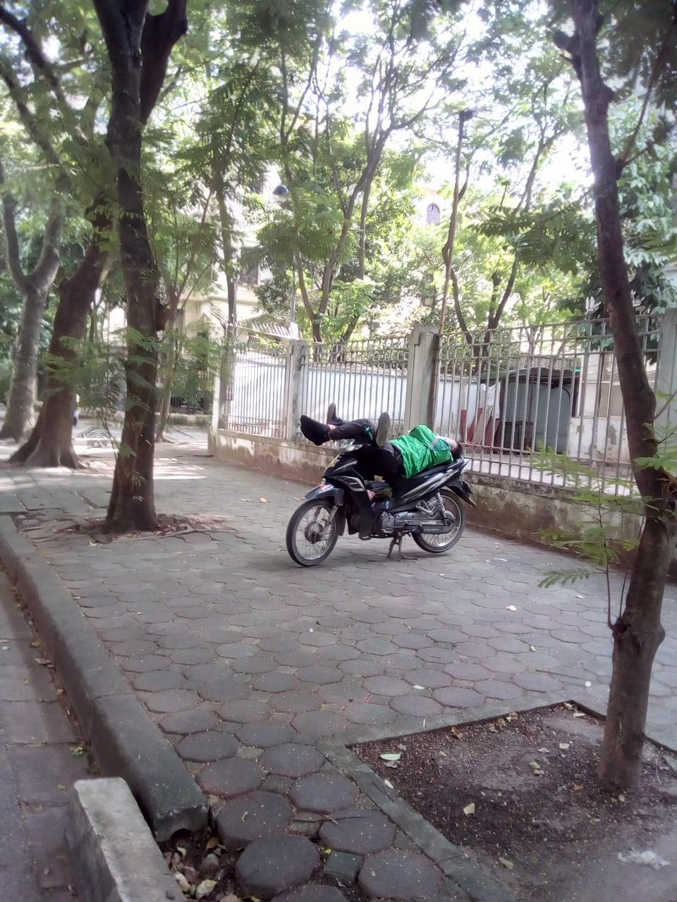 Mặc kệ tiếng ồn ào của xe cộ, hàng quán xung quanh, mặc kệ không giường êm, quạt mát,...họ vẫn tự tìm cho mình một góc nhỏ vừa vặn, đánh một giấc để giữ sức. Ảnh: CTV