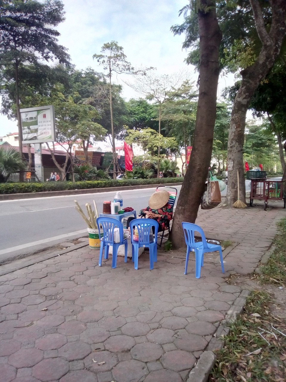 Cánh tài xế xe ôm công nghệ vì liên tục đây đó nên thường tìm công viên, điểm công cộng… yên tĩnh ngả lưng trên xe là hình ảnh quen thuộc, thường thấy trên đường phố Việt Nam. Ảnh: CTV
