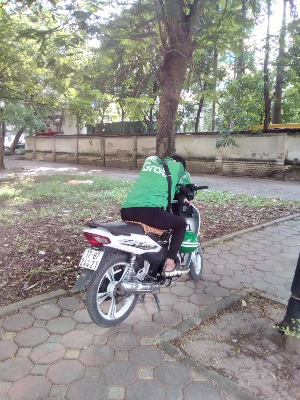 Những kiểu ngủ trưa lạ lùng như thế này của người lao động tại Việt Nam là hình ảnh quen thuộc, hầu như đi đến đâu cũng sẽ thấy. Ảnh: CTV