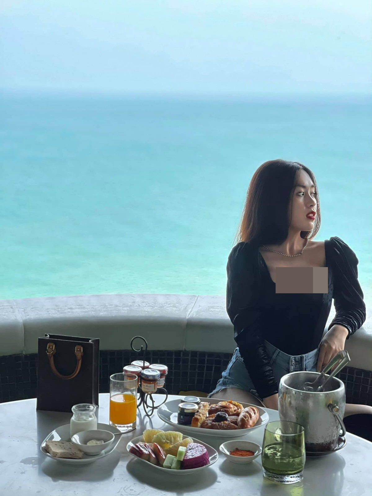 Trong khoảnh khắc nóng bỏng mắt này, Bell Nguyễn còn show luôn cả làn da không chút tì vết và 3 vòng đâu ra đấy.