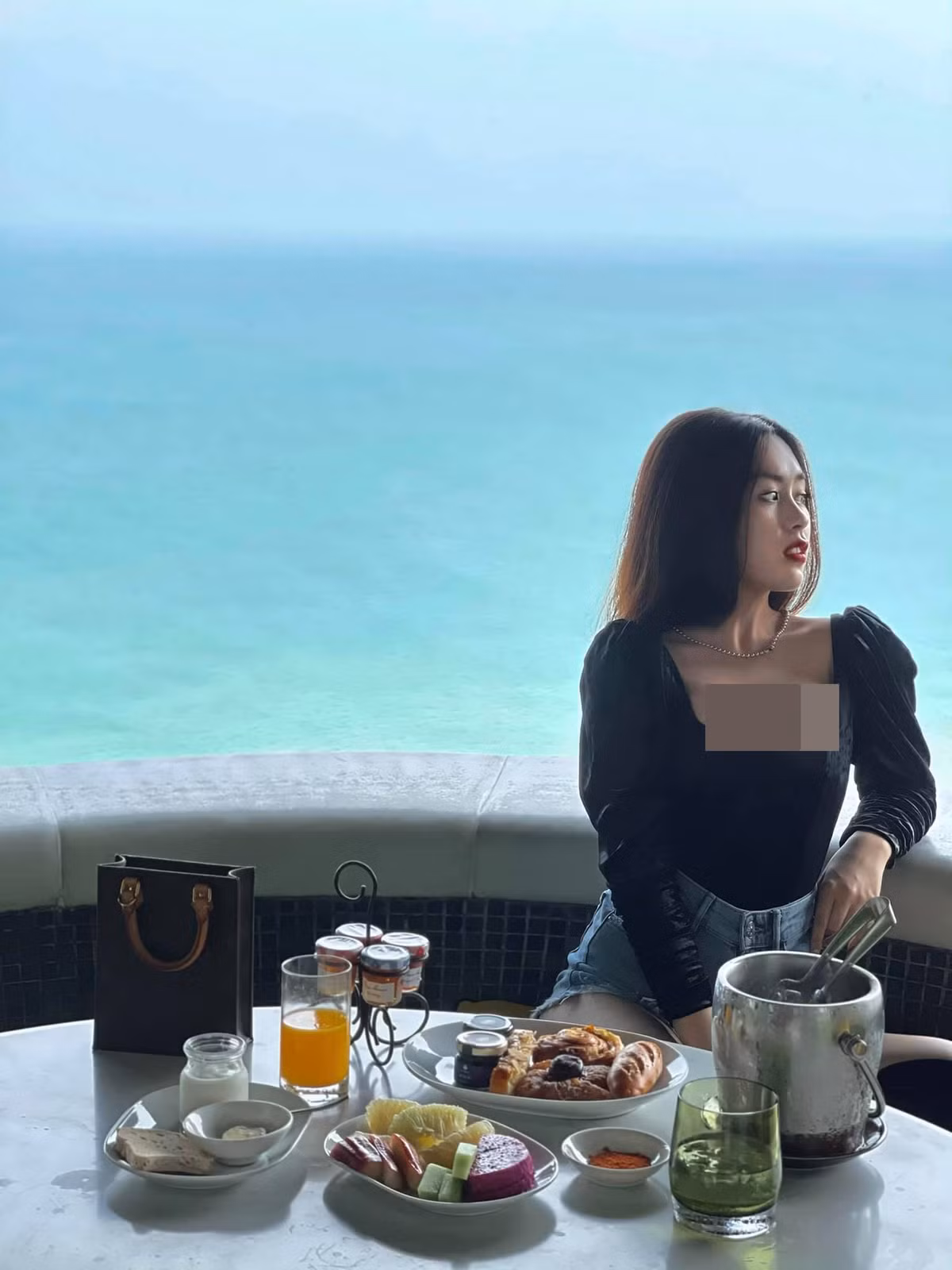 Trong khoảnh khắc nóng bỏng mắt này, Bell Nguyễn còn show luôn cả làn da không chút tì vết và 3 vòng đâu ra đấy.